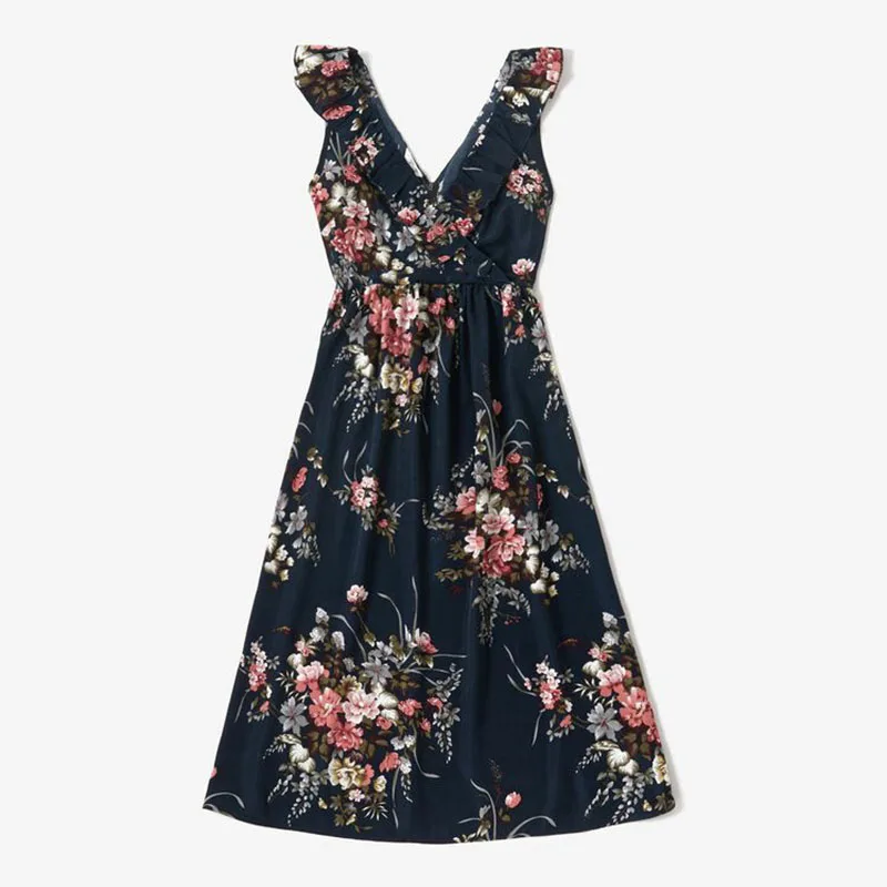 

Family Matching Outfit Black Floral V-neck Ruffle Dress and Men's T-shirt Family Outfit Mommy and Me Clothes