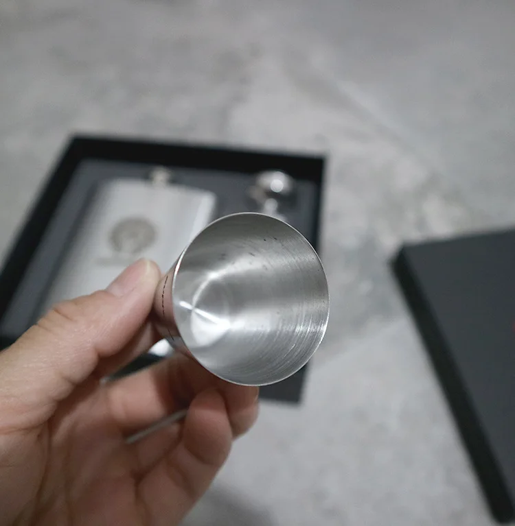 

Super Stainless Steel Hip Flask Portable Portable Men's Metal Brushed Hip Flask Set Decoration Doll Chrom