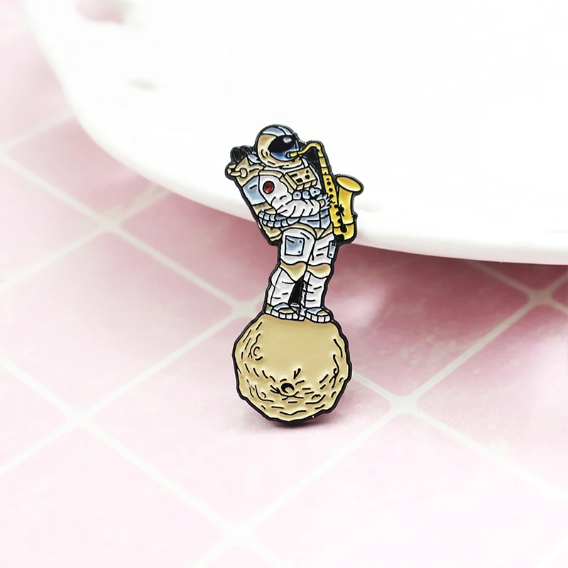 Музыкальная эмалированная брошь в виде астронавта саксофона игрока музыканта