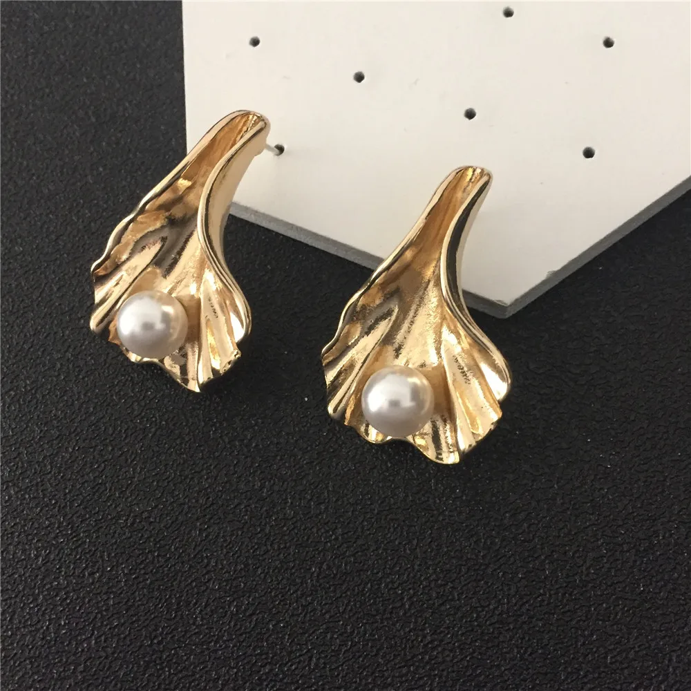 

New Fashion Trendy Women Cute Stud Earrings Gold Color Alloy with Pearl Decorated Stud Earrings for Party Jewelry Bijoux Femme