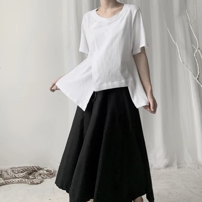 Женская белая асимметричная футболка с круглым вырезом коротким рукавом и