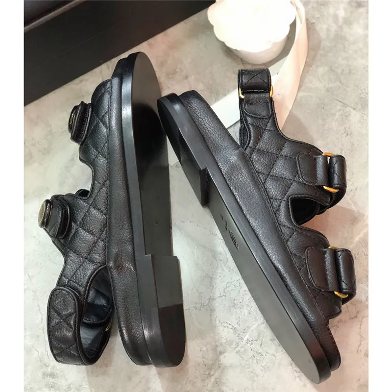 

Luxury Designer's Leisure New Color Show Leather Sandal Metal Drill Button Breathable And Quick Drying Flat Leather Sport Sandal