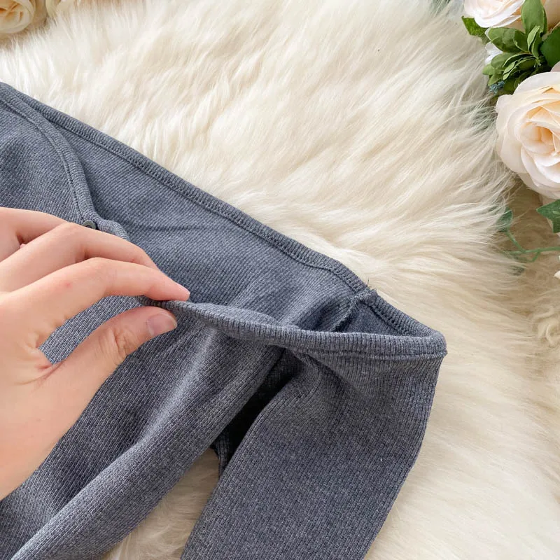 Облегающий боди с длинным рукавом вырезом лодочкой на пуговицах открытым