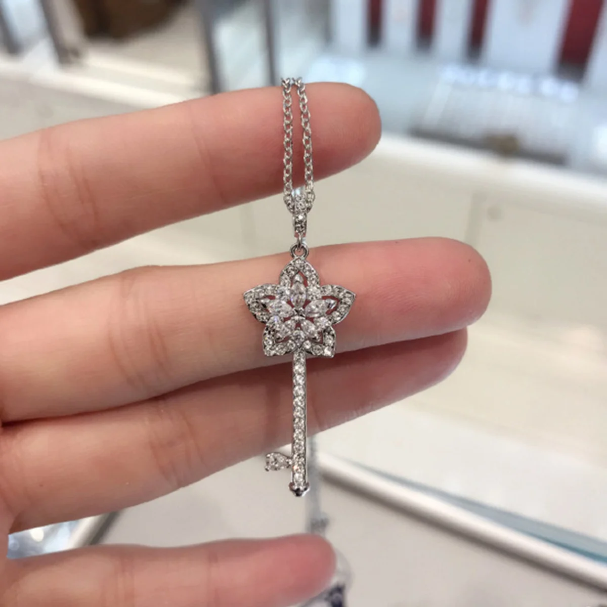 

Fashion Jewelry, High Quality SWA New Exquisite Flower Key Design, Feminine Charm Pendant Necklace