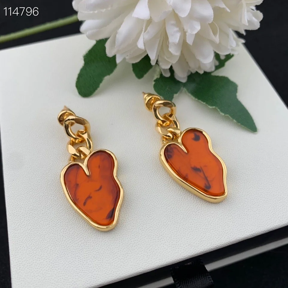 

Модные индивидуальные нишевые серьги-гвоздики в форме сердца