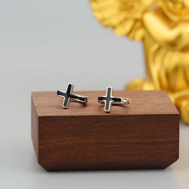 Серьги-кольца унисекс с черной эмалью и крестиком серебристого цвета | Украшения