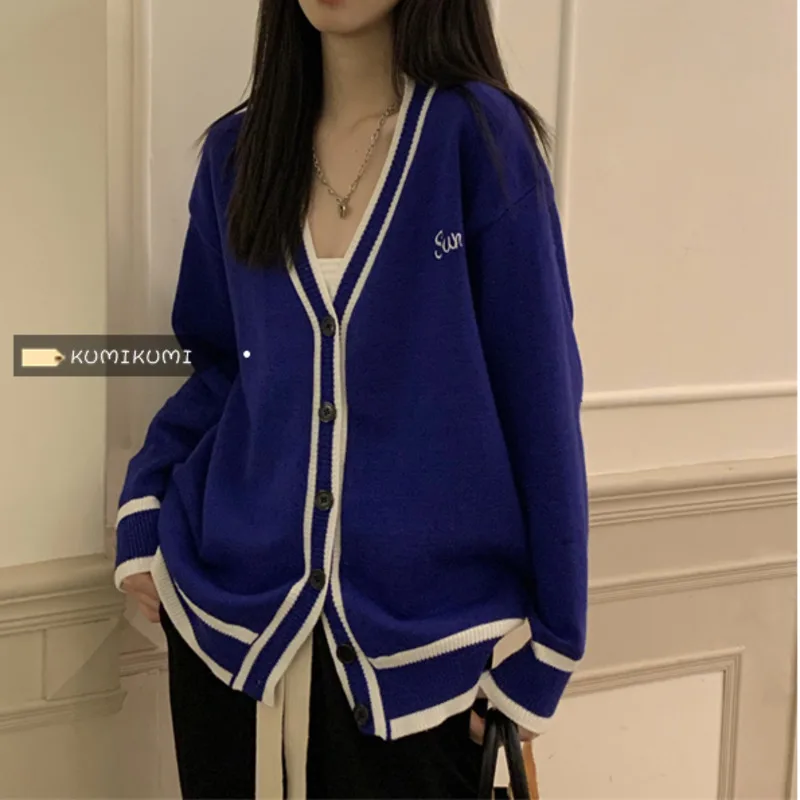 

Женский трикотажный кардиган свободного покроя, с V-образным вырезом и контрастной вышивкой