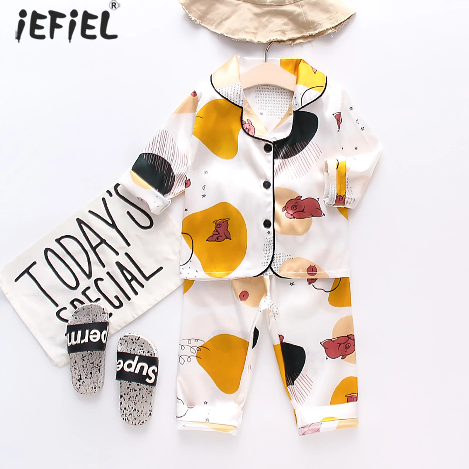 

Пижамный комплект детский атласный с длинным рукавом и мультяшным принтом