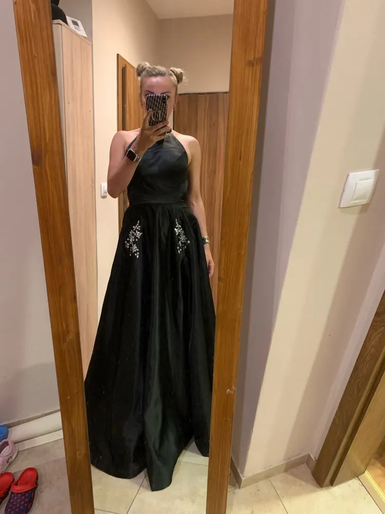 ТРАПЕЦИЕВИДНОЕ элегантное вечернее платье в пол с лямкой на шее без рукавов