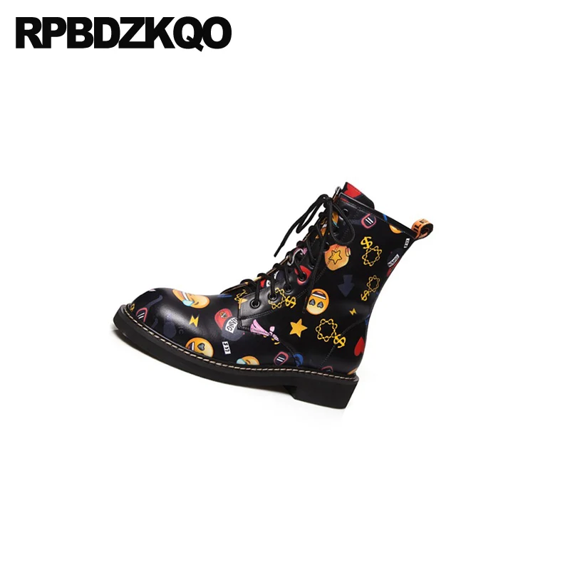 В стиле милитари на шнуровке обувь с не сужающимся книзу массивным черные