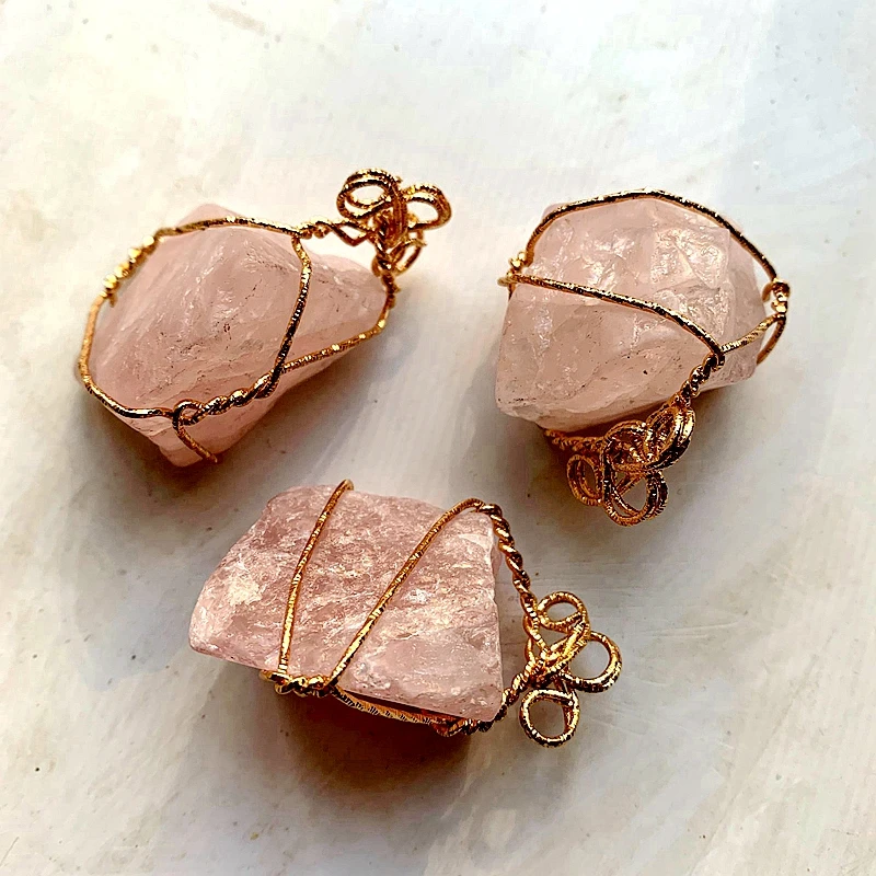 Натуральный розовый кварц необработанный камень Хрустальный проволочный кулон