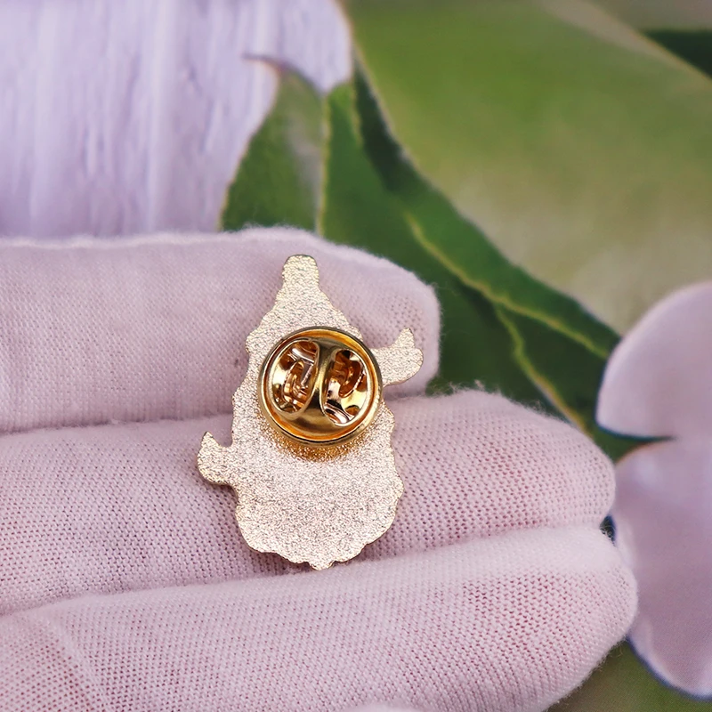 Блестящая золотая брошь с эмалью в виде лесбийского меча