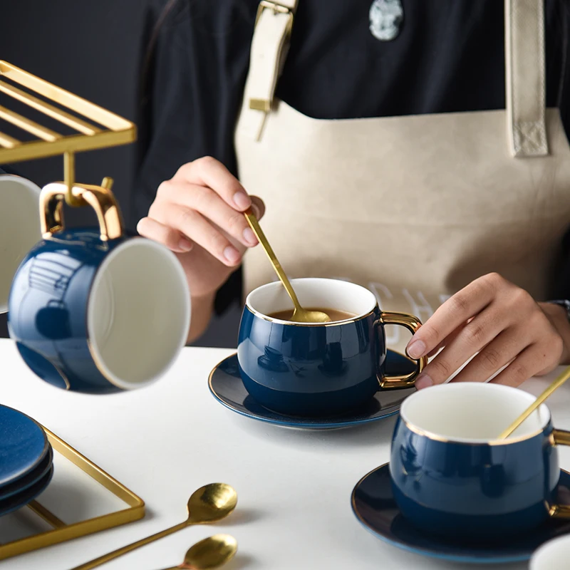 Фарфоровая кофейная чашка и блюдце в современном дизайне керамическая простая