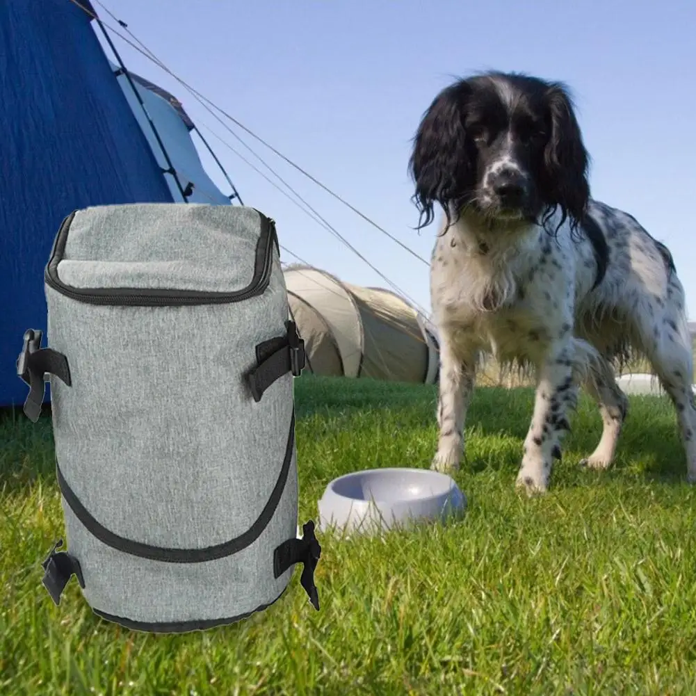 Сумка для перевозки домашних животных с набором для хранения игрушек и одним контейнером для корма.