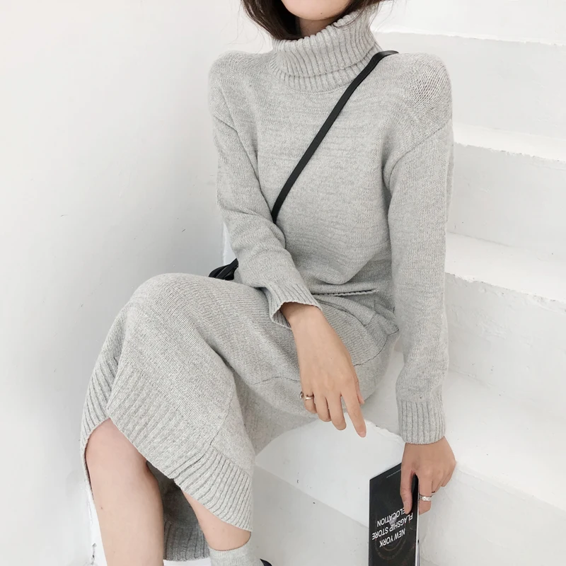 Женское платье-свитер с высоким воротом длинными рукавами и карманами черный