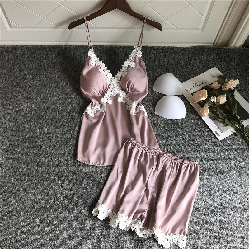 Пижама женская атласная из 2 предметов комплект с майкой и шортами пикантная