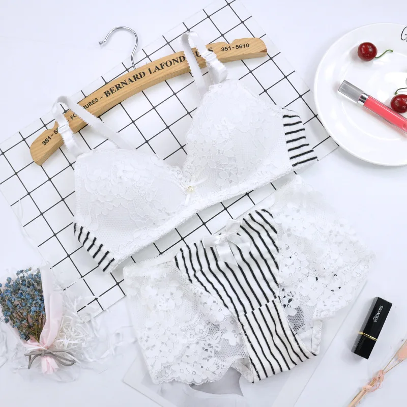 Комплект нижнего белья женский кружевной бюстгальтер пуш-ап и трусики в полоску