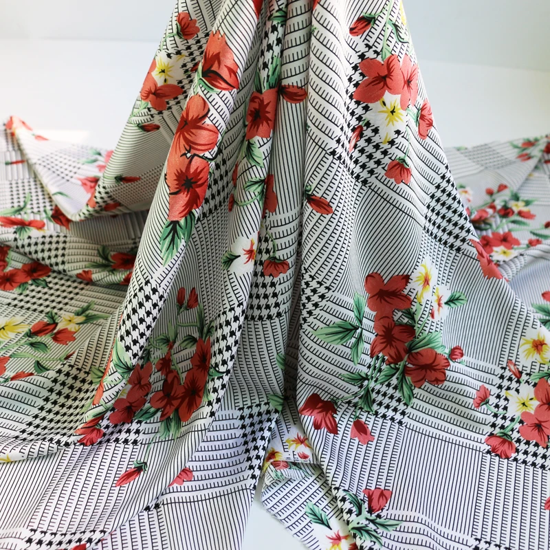 В стиле пэчворк с рисунком гусиные лапки цветочный Шармез ткань слегка