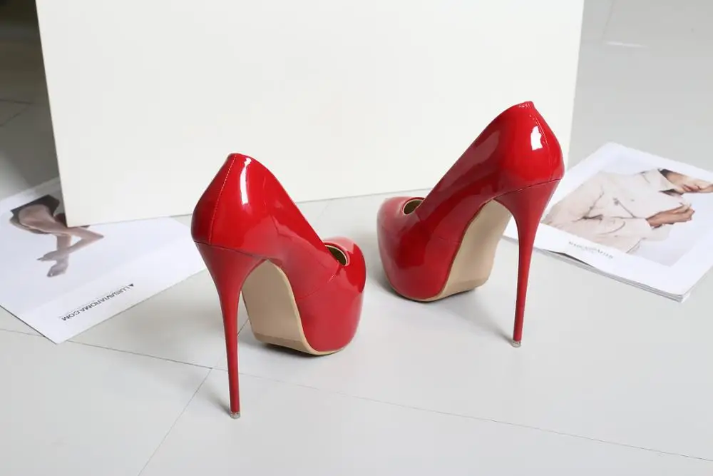 Туфли-лодочки на очень высокой платформе красные лакированные кожаные