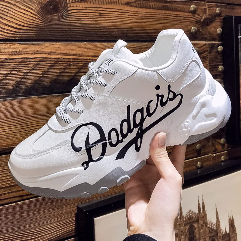 Женские кроссовки на массивной подошве белые модные платформе женская