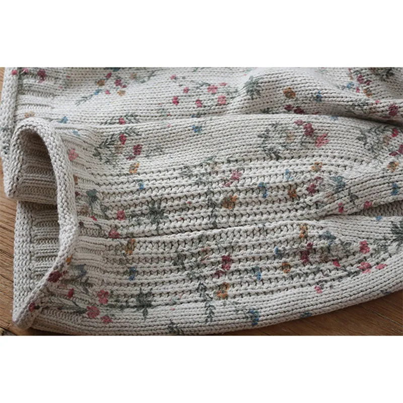 Жилет вязаный однобортный без рукавов с цветочным принтом V-образным вырезом