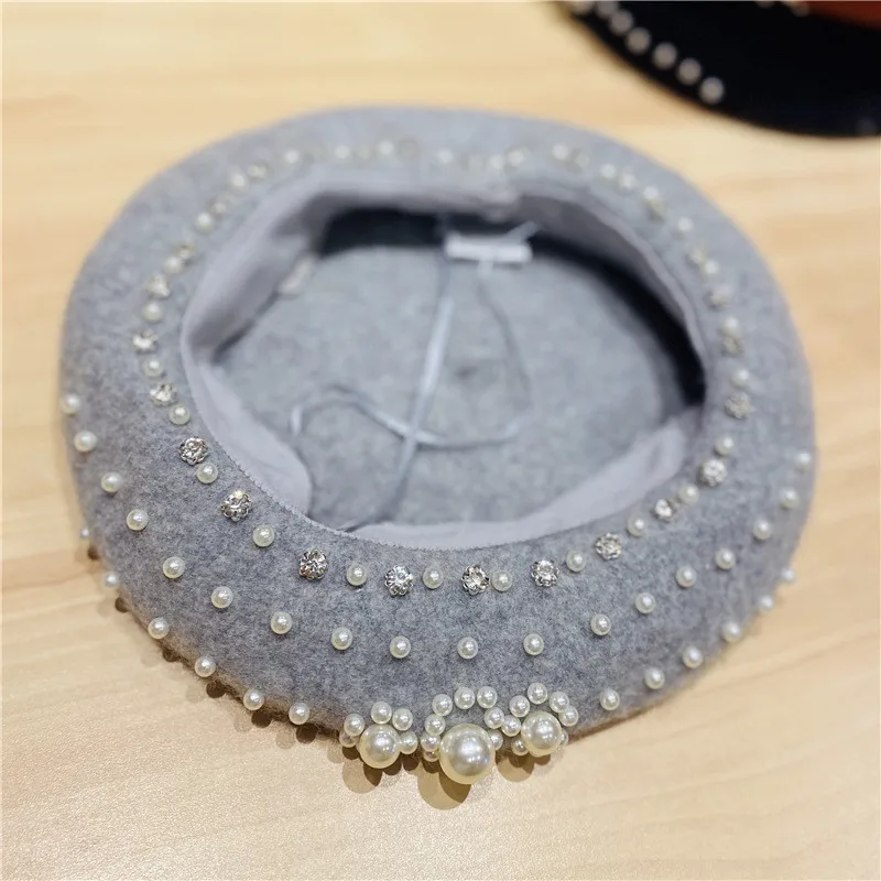 Женский шерстяной берет элегантный винтажный с жемчужинами и надписью теплый