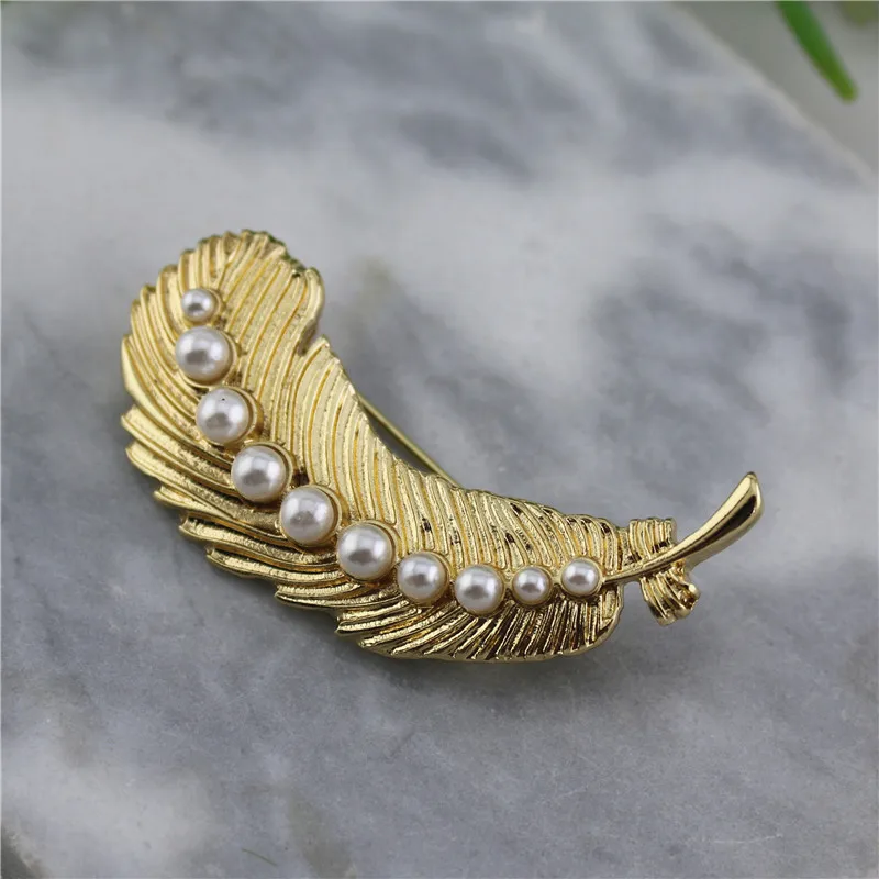 Индивидуальная ретро-брошь из сплава с инкрустацией золотыми перьями и жемчугом