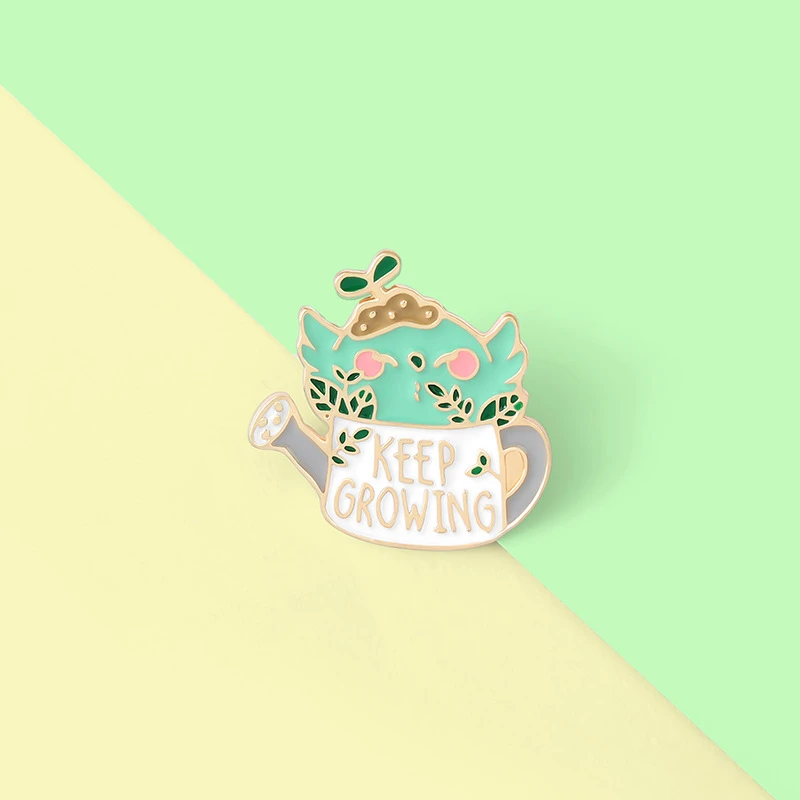 

Watering can brooch Cartoon little monster alloy brooch Creative pouring water bottle shape brooch Backpack Badge Enamel pins