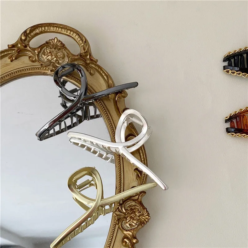 

Retro Metal Hair Claws Women Barrettes Cross Hair Crab Hairpin Fashion Decorative Hair Clip Hollow Out Headwear Hair Accessories