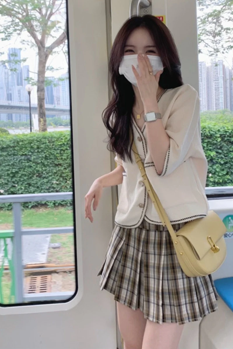 Рубашка в клетку с V-образным вырезом и коротким рукавом | Женская одежда