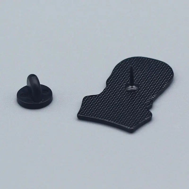 Интересная металлическая эмалированная брошь в стиле ретро с изображением