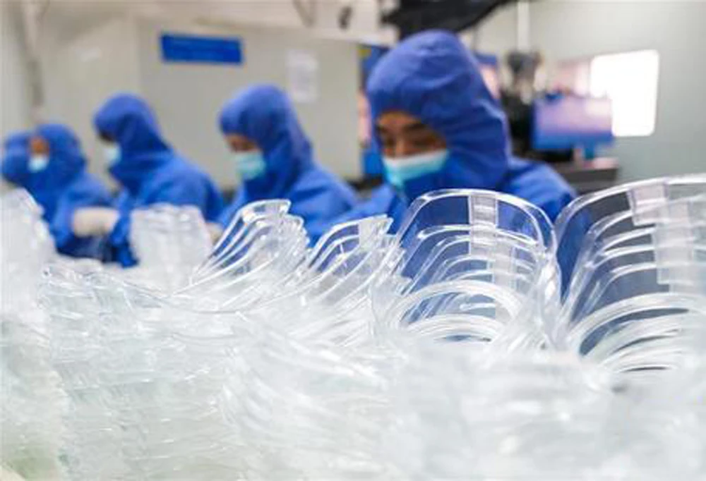 Маляр по металлу. Завод защитное стекло. Оператор линии тэмпо. Изготовление защитных. Изготовление защитных.