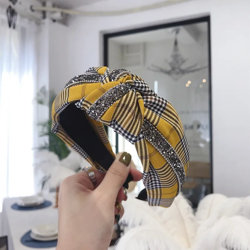 Женская повязка на голову в клетку с узлом |