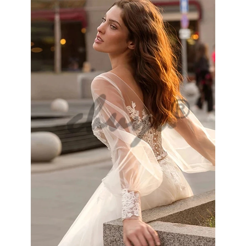 Свадебное платье с глубоким круглым вырезом пышными рукавами трапециевидной