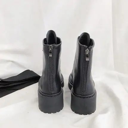 Черные короткие ботинки на высоком каблуке женские осенне зимние мотоциклетные