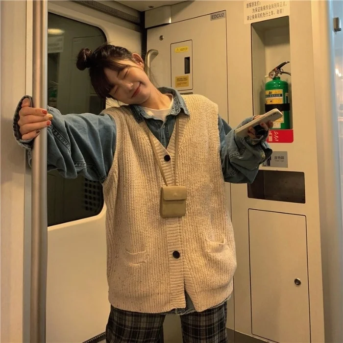 Женский трикотажный жилет с V-образным вырезом на осень/зиму |