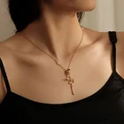 Новое ожерелье, простая короткая цепочка до ключицы с золотым и розовым жемчугом, модное ожерелье с маленькими цветами принца и розы для женщин, подвески, ювелирные изделия