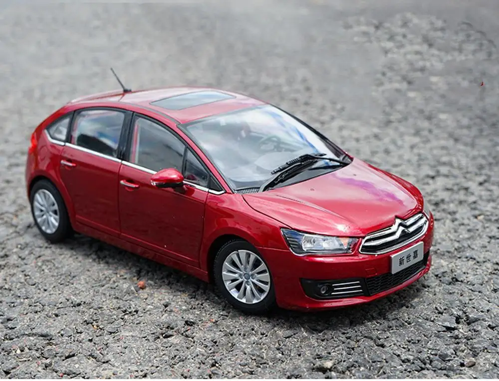 Модель автомобиля из красного литая под давлением Citroen C четыре 1/18 коллекционная
