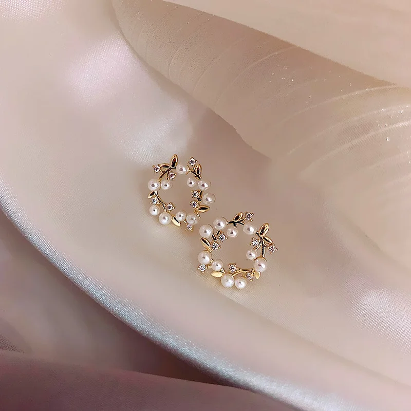 

YAONUAN Fashion Female Jewelry Golden Earrings Popular Simple Advanced Design Sense Pearls Glamour Ear Stud Accessories Gift