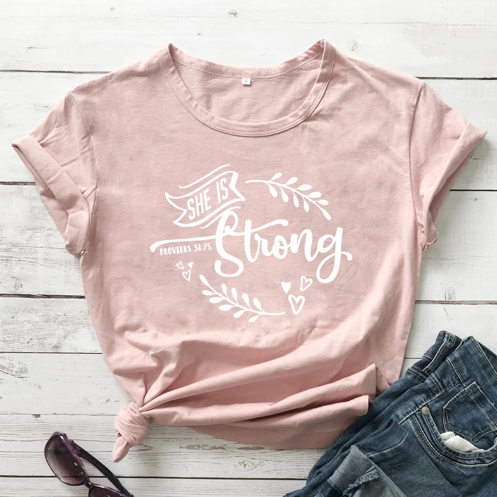 She Is Strong пословицы 31: 25 футболки женские Необычные графические вдохновляющие Христианские Футболки женские модные церковные Библейские стихи футболки