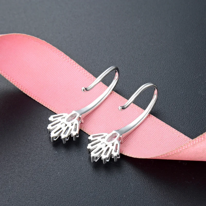 

Korean version of the fashion OL temperament zircon female S925 pure silver diamond small flower ear hook popular earrings