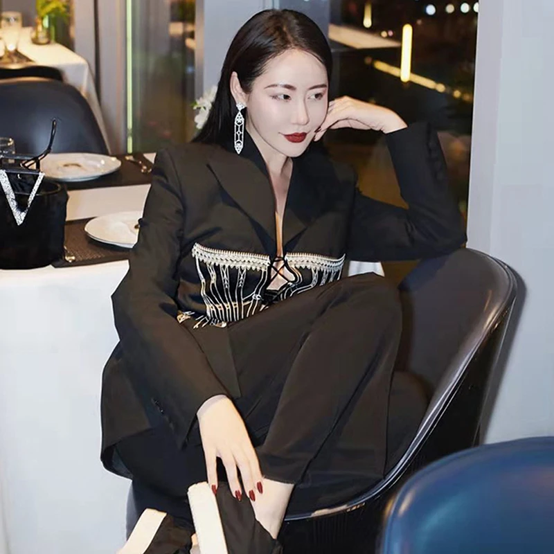 Женский блестящий костюм TWOTWINSTYLE осенний черный с вырезом на воротнике длинными