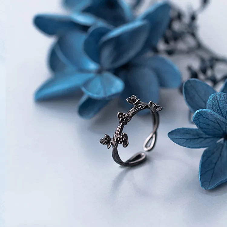 Женское кольцо с цветком розы регулируемое из серебра 925 пробы черным покрытием