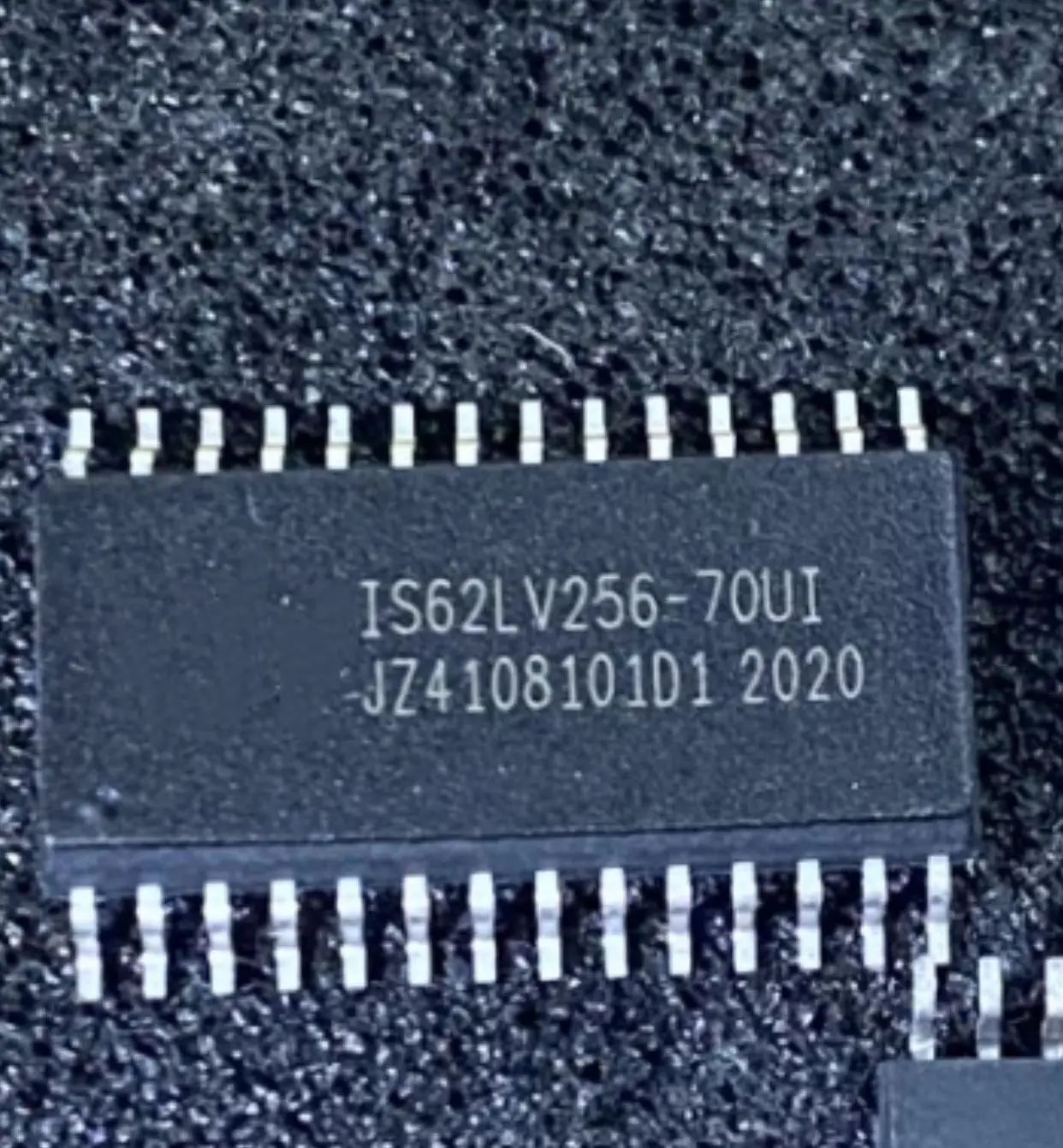 

10-20 шт./Φ IS62LV256 IS62LV256-70UI SOP28