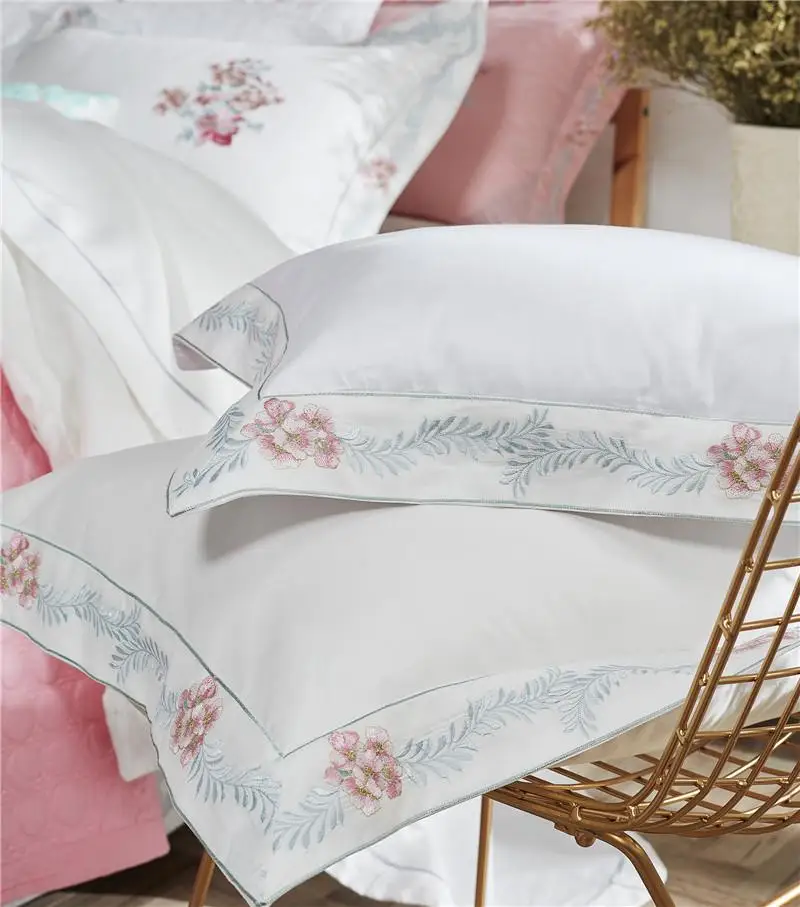 Комплект постельного белья из 4 предметов белого египетского хлопка с вышивкой