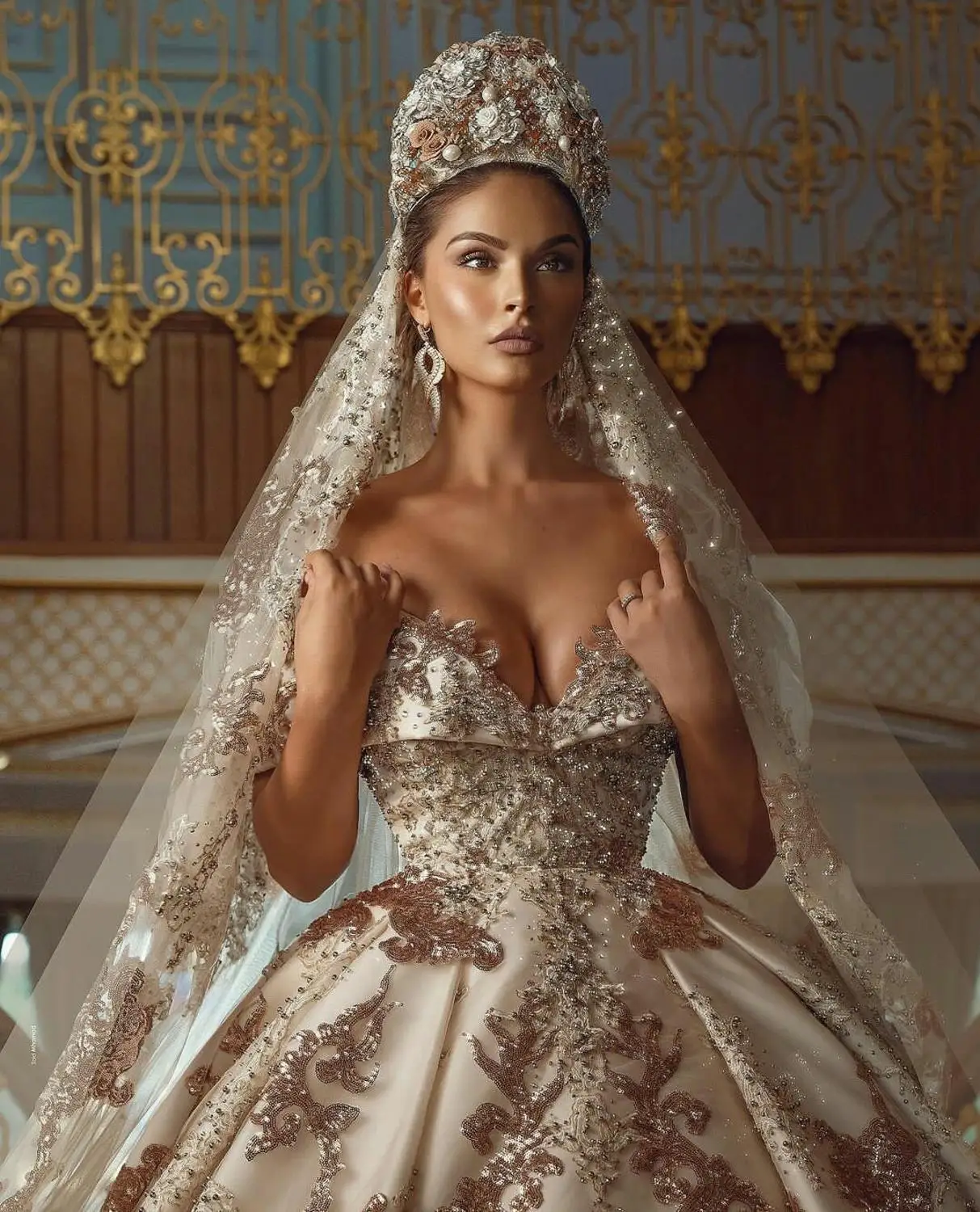 Женское свадебное платье со шлейфом It's yiiya белое кружевное с открытыми плечами