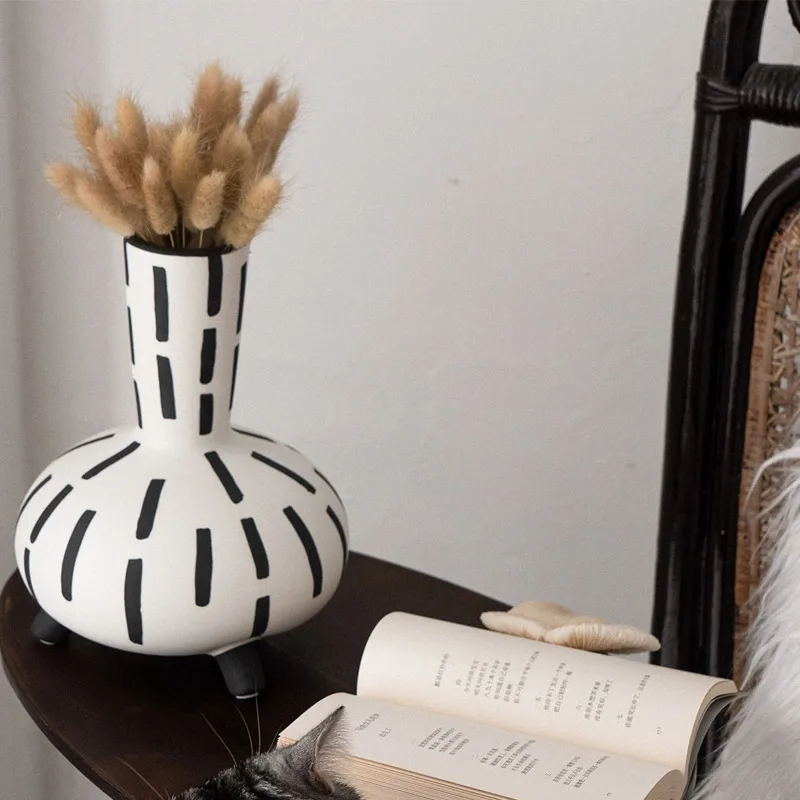

Vase Black and White Handmade Retro Art Round Belly Line Home Accessories Homestay Decoration Furnishings