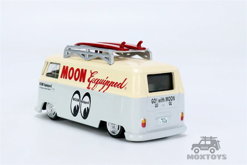 Tarmac Works x Schuco 1:64 VW Tipo II T1 Panel Van Mooneyes con RoofRack y tabla de surf modelo de coche fundido a presi&oacute;n-3