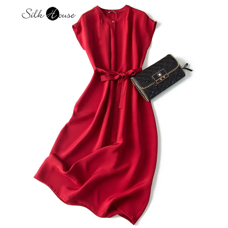 Легкое женское платье из крепдешина светло-красного цвета с воротником-стойкой |