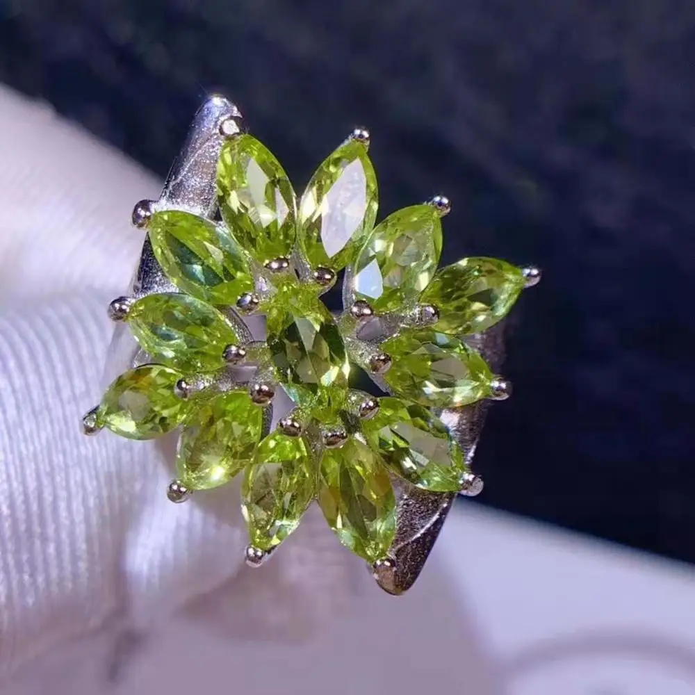 Женское кольцо с натуральным оливином роскошное цветочным узором из